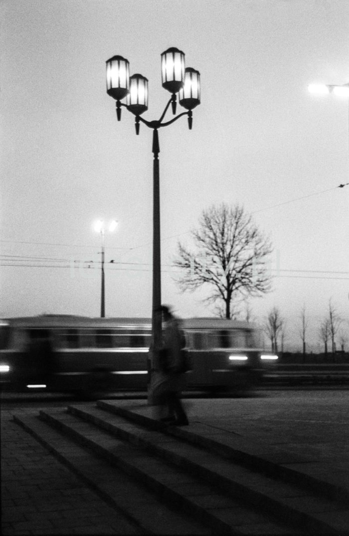 Oświetlenie uliczne zachodniej pierzei Placu Centralnego. Koniec lat 50. XXw.

fot. Henryk Makarewicz/idealcity


