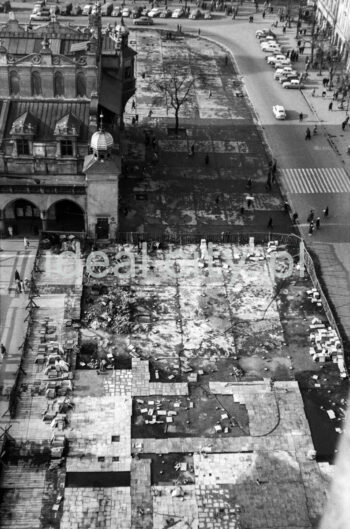 Renovation of the Main Market Square in Krakow.

Photo by Henryk Makarewicz/idealcity.pl
