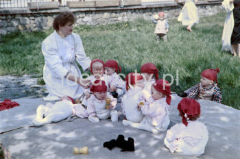 Opiekunka z grupą dzieci w żłobku. Fotografia kolorowa, Nowa Huta, lata 50.

fot. Wiktor Pental/idealcity.pl
