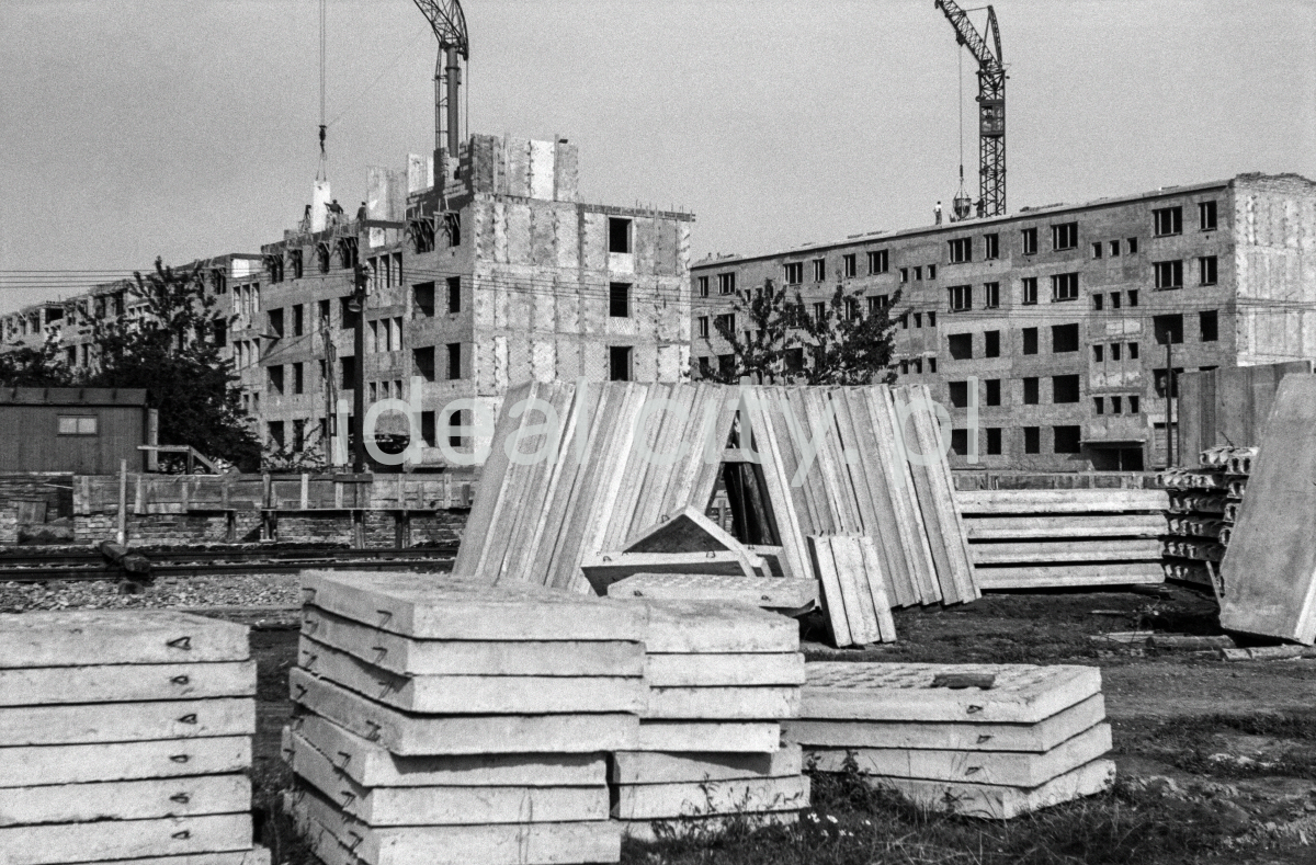 Composition of prefabricated concrete slabs in front of newly built blocks.