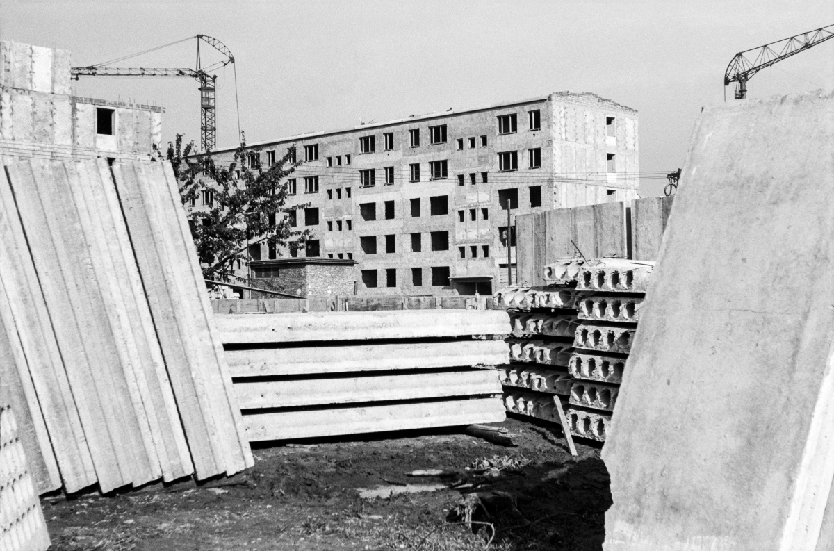 Intake for the storage of prefabricated panels arranged in front of apartment blocks under construction.