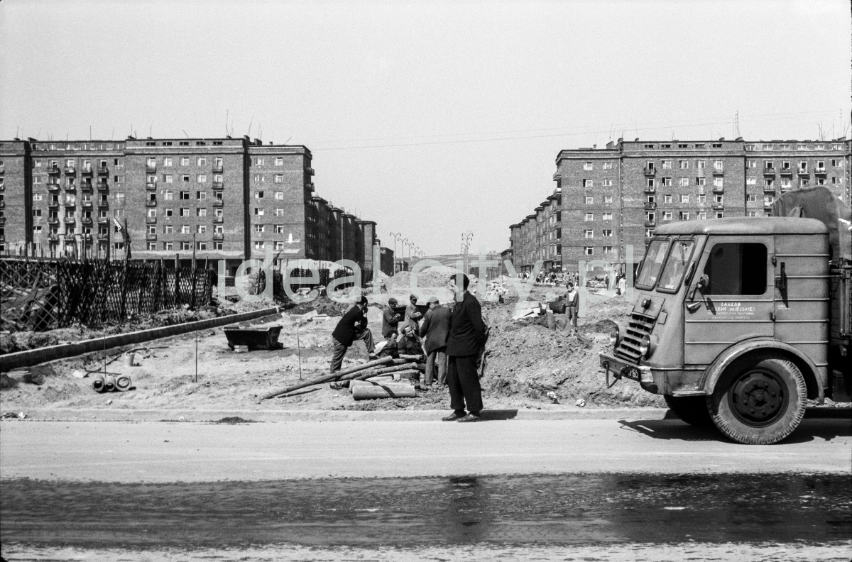 View of a wide avenue under construction, with a perspective of blocks on both sides.