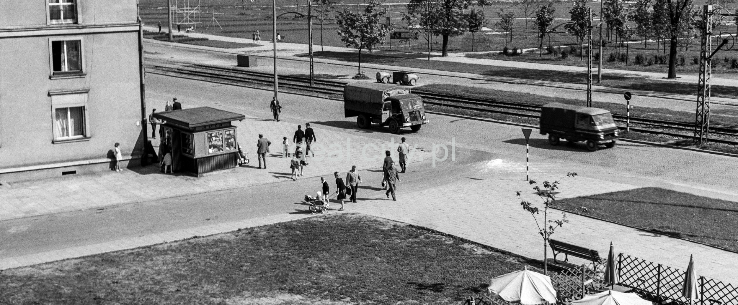 Widok z okna bloku mieszkalnego na ruch uliczny.