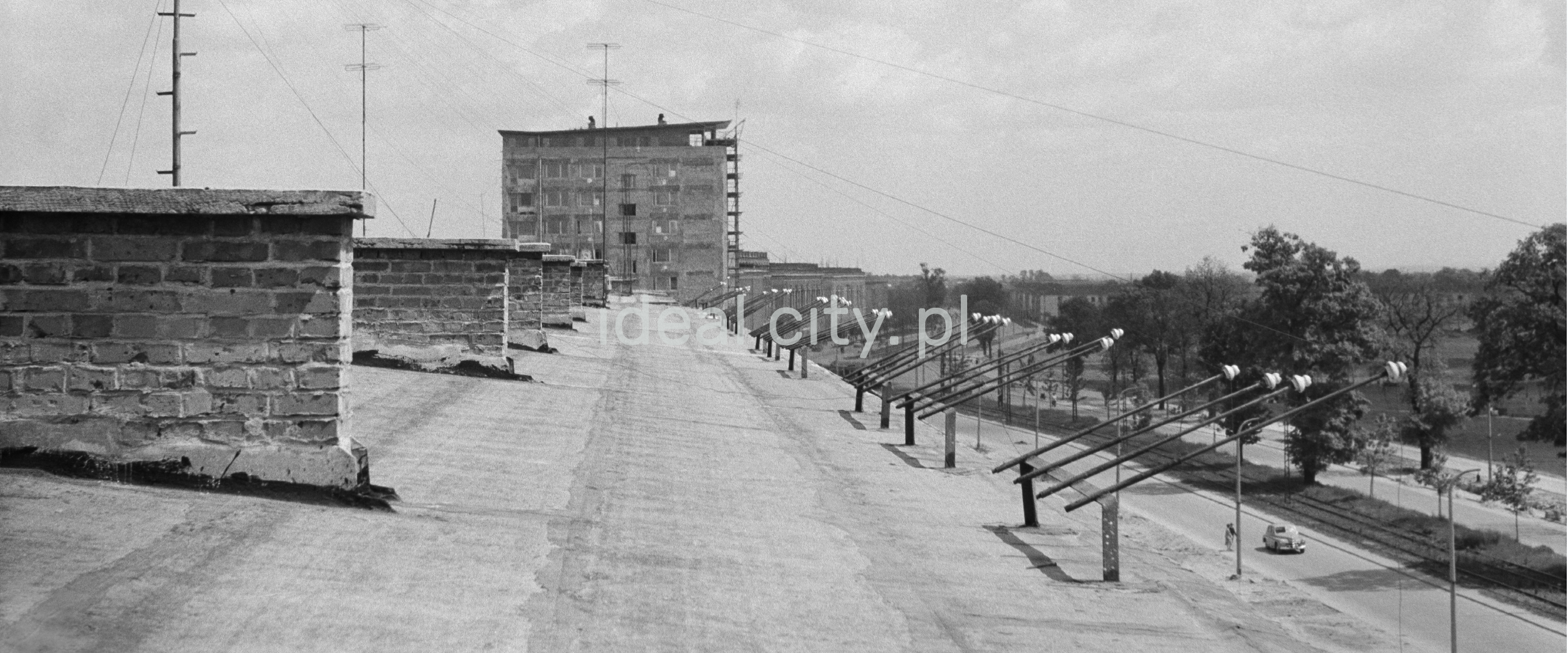 Perspective of the roof of the building covered with antennas, in the background a skyscraper.