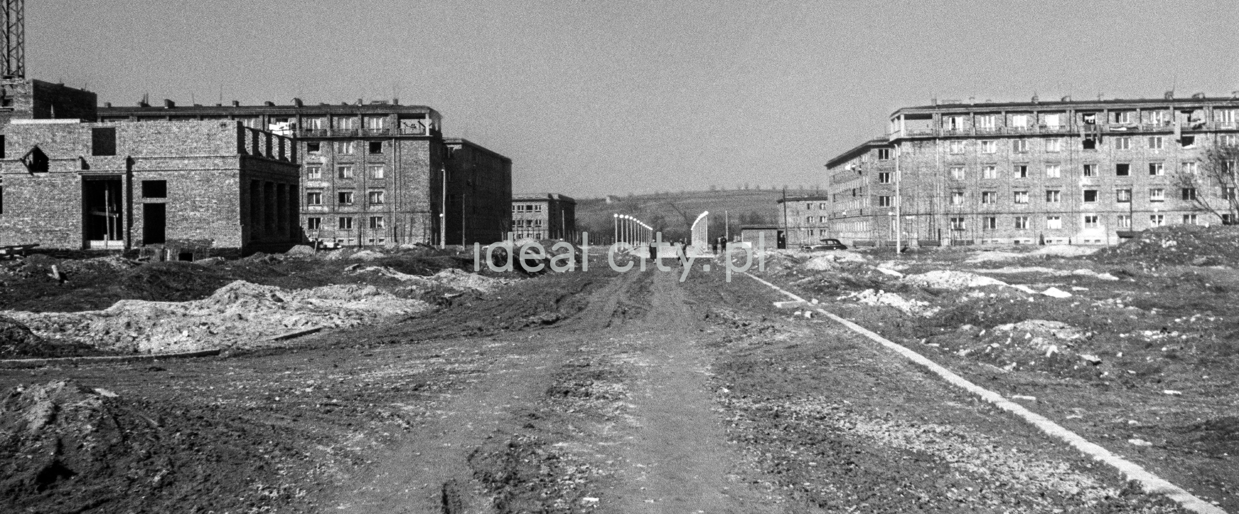 View of the excavated road in the perspective of which residential buildings are visible.