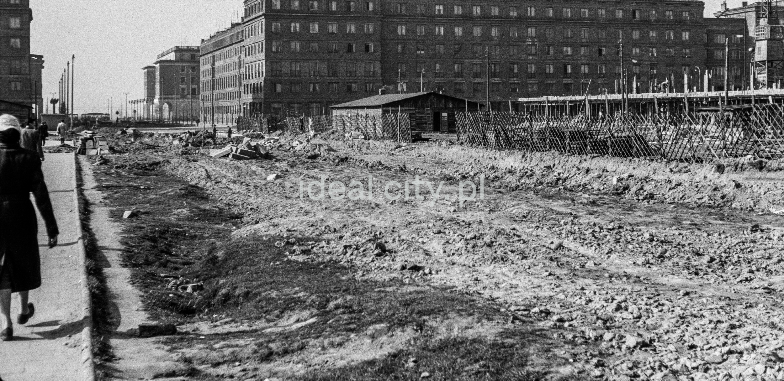 A view of the excavated street, monumental residential buildings in the background.
