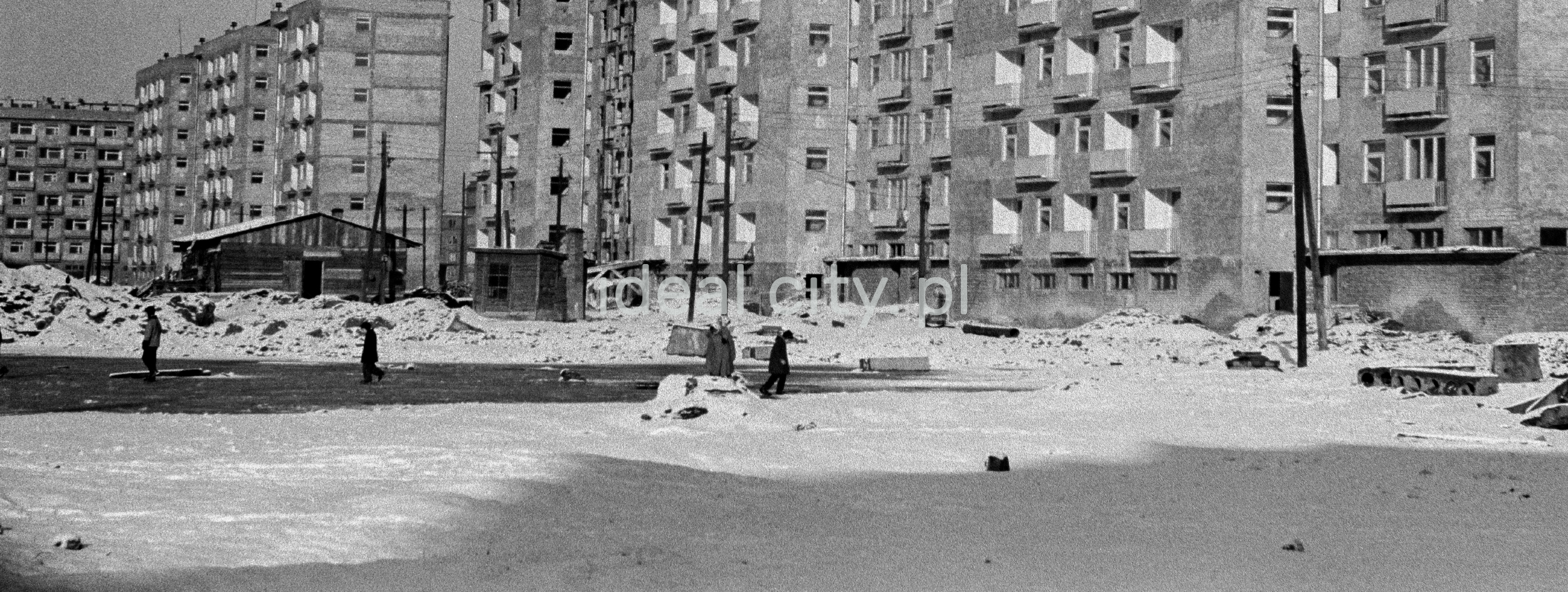 45/5000 Winter view of the square in front of a row of blocks.