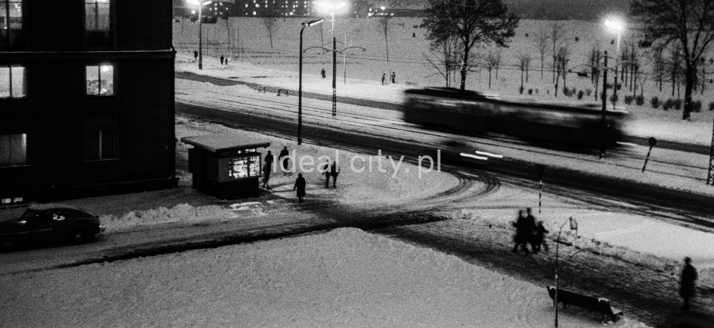 40/5000 Night view of the traffic from above.