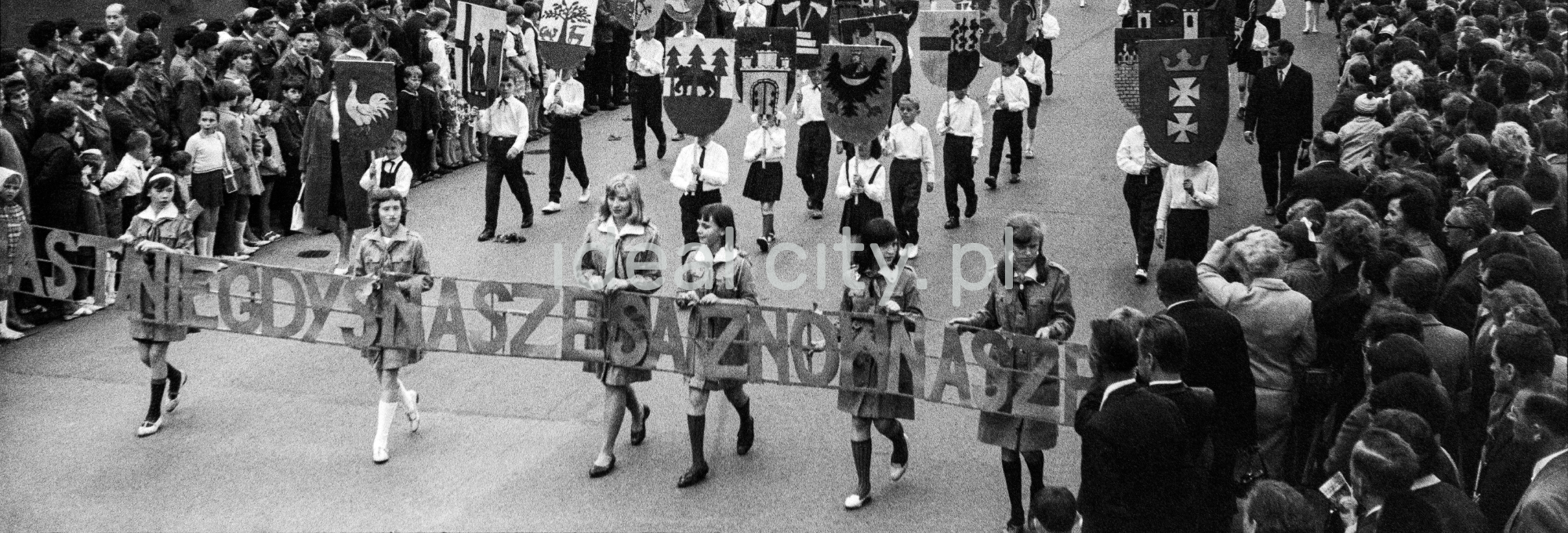 The children at the front of the march are carrying the inscription: Once our cities are ours again.