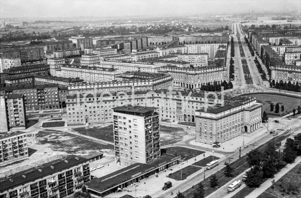 A bird's-eye view of the central city square and the streets and residential buildings radiating from it.