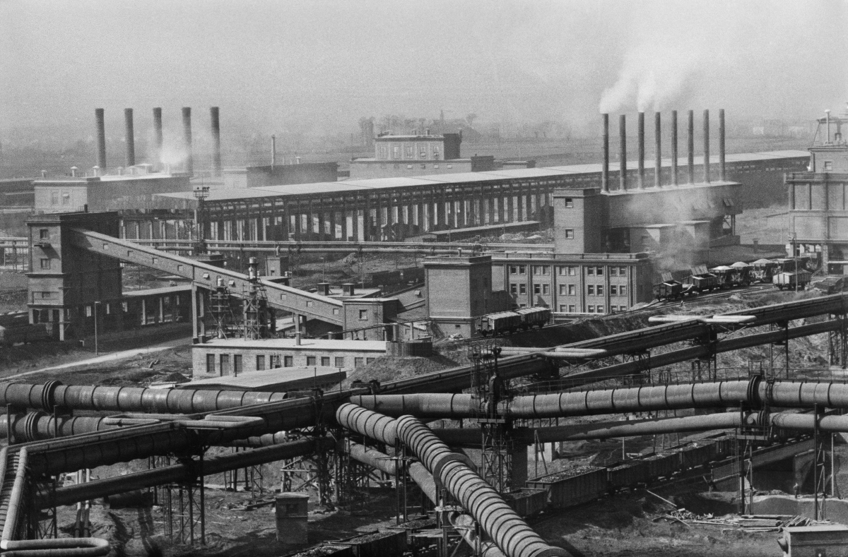 A perspective from a height on the infrastructure of the combine.