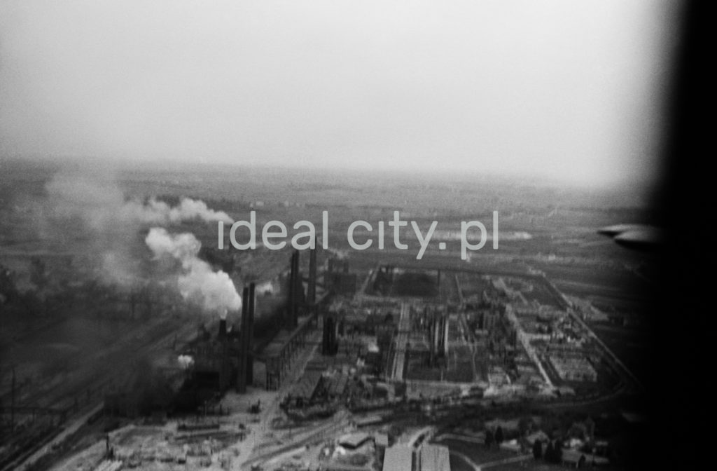 Ujęcie na dymiące kominy i budynki fabryczne.