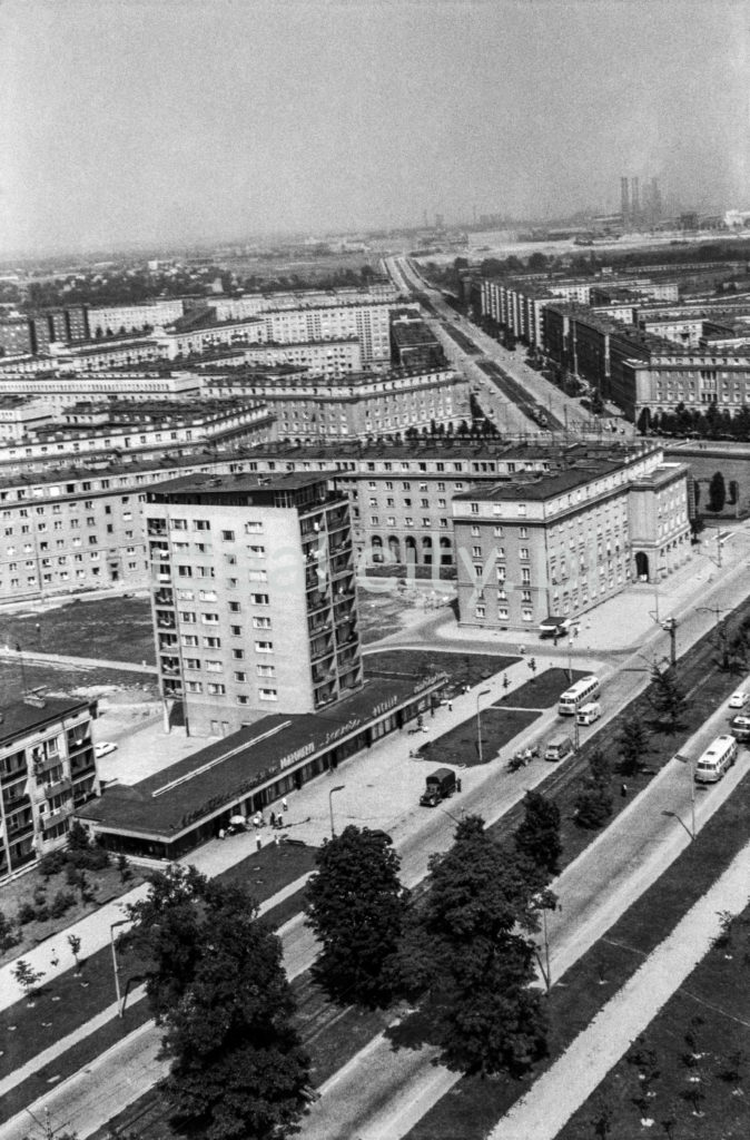 Widok z góry na kompleksy budynków mieszkalnych wzdłuż rozchodzących się centralnie ulic