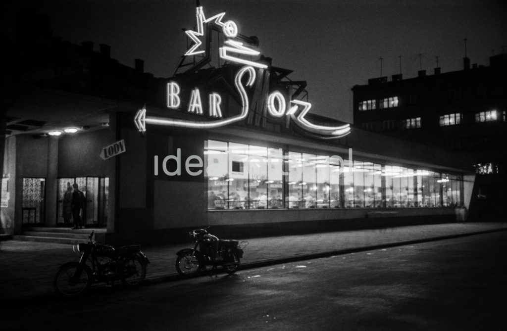 Neon z napisem Smok nad modernistycznym pawilonem barowym.