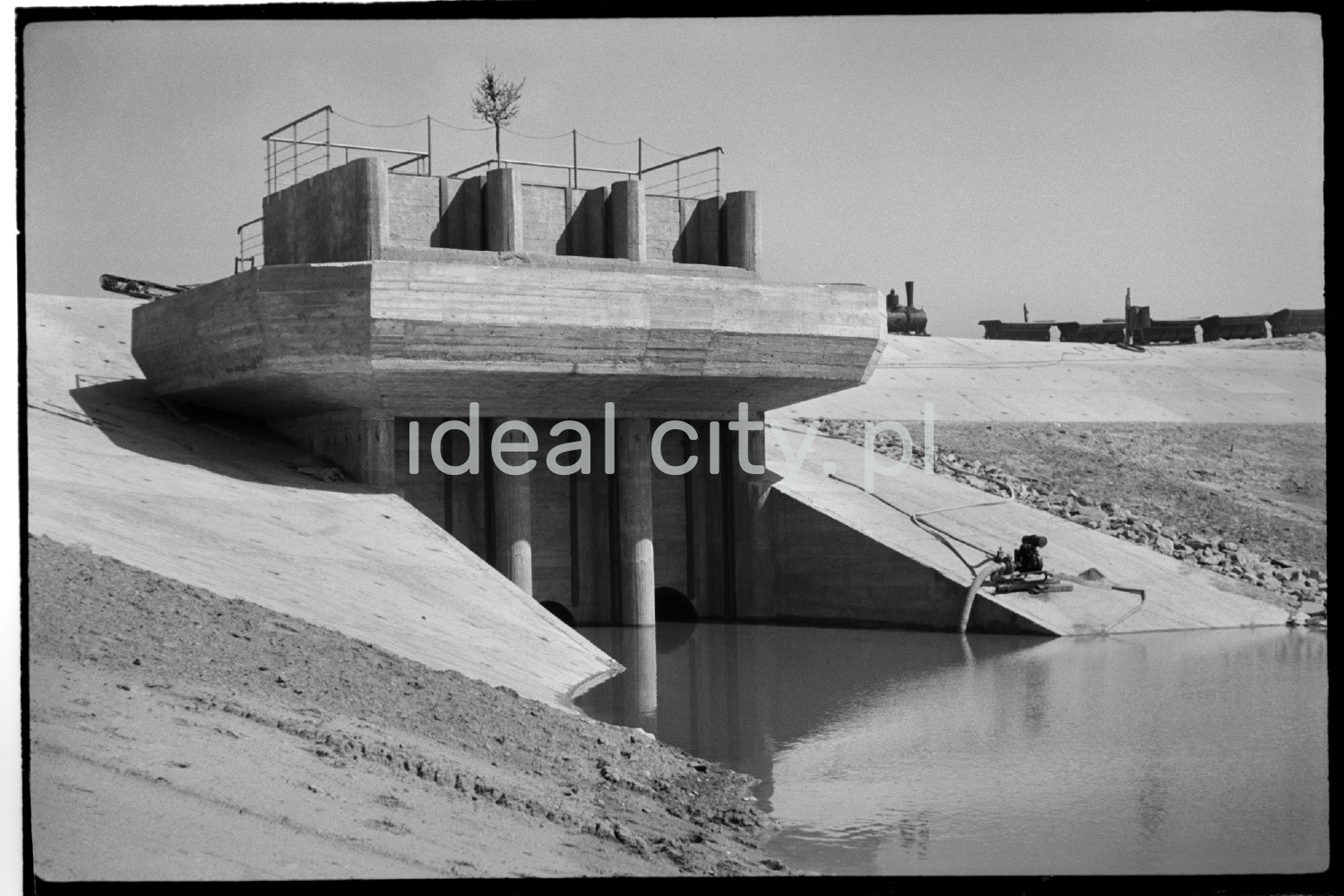 On this occasion, the newly completed dam on the river was crowned with a symbolic tree at the highest point.