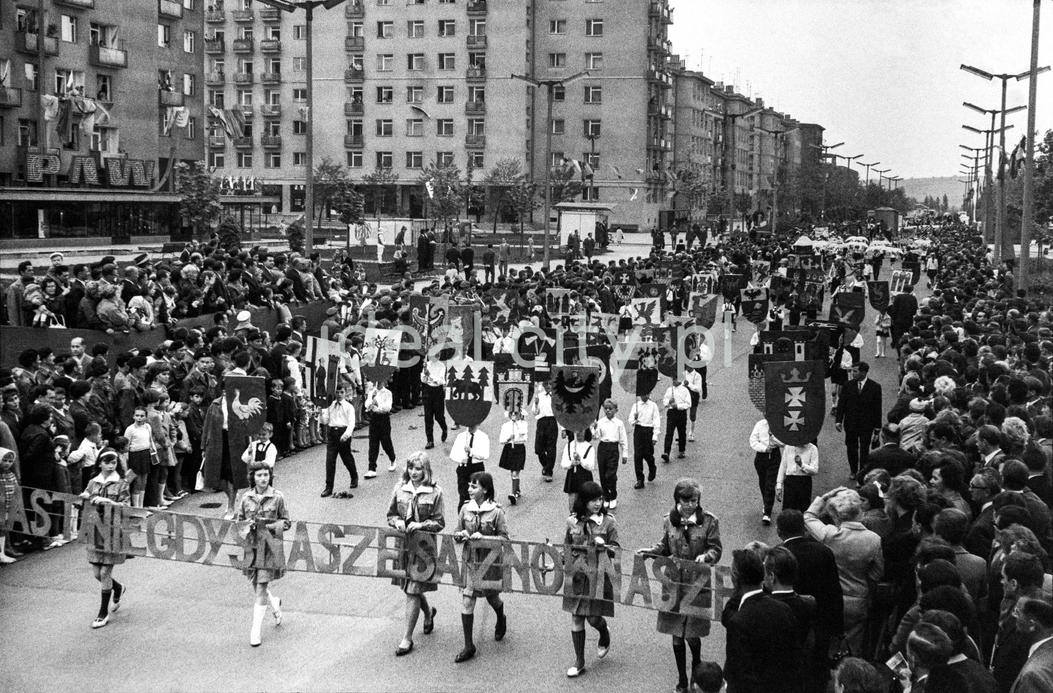 The children at the front of the march are carrying the inscription: Once our cities are ours again.