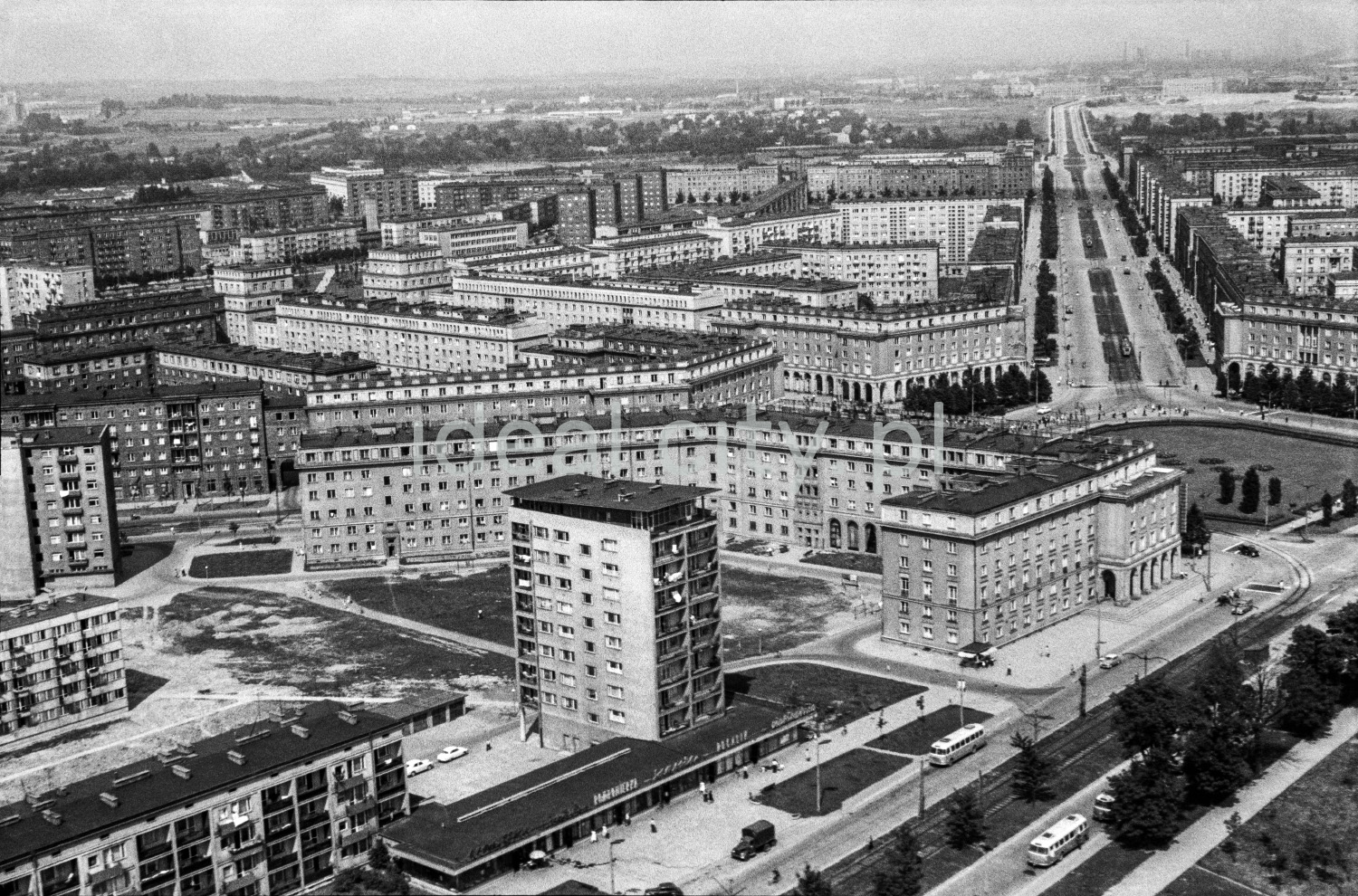 A bird's-eye view of the central square, from which broad avenues radiate radially and residential blocks of flats along them.
