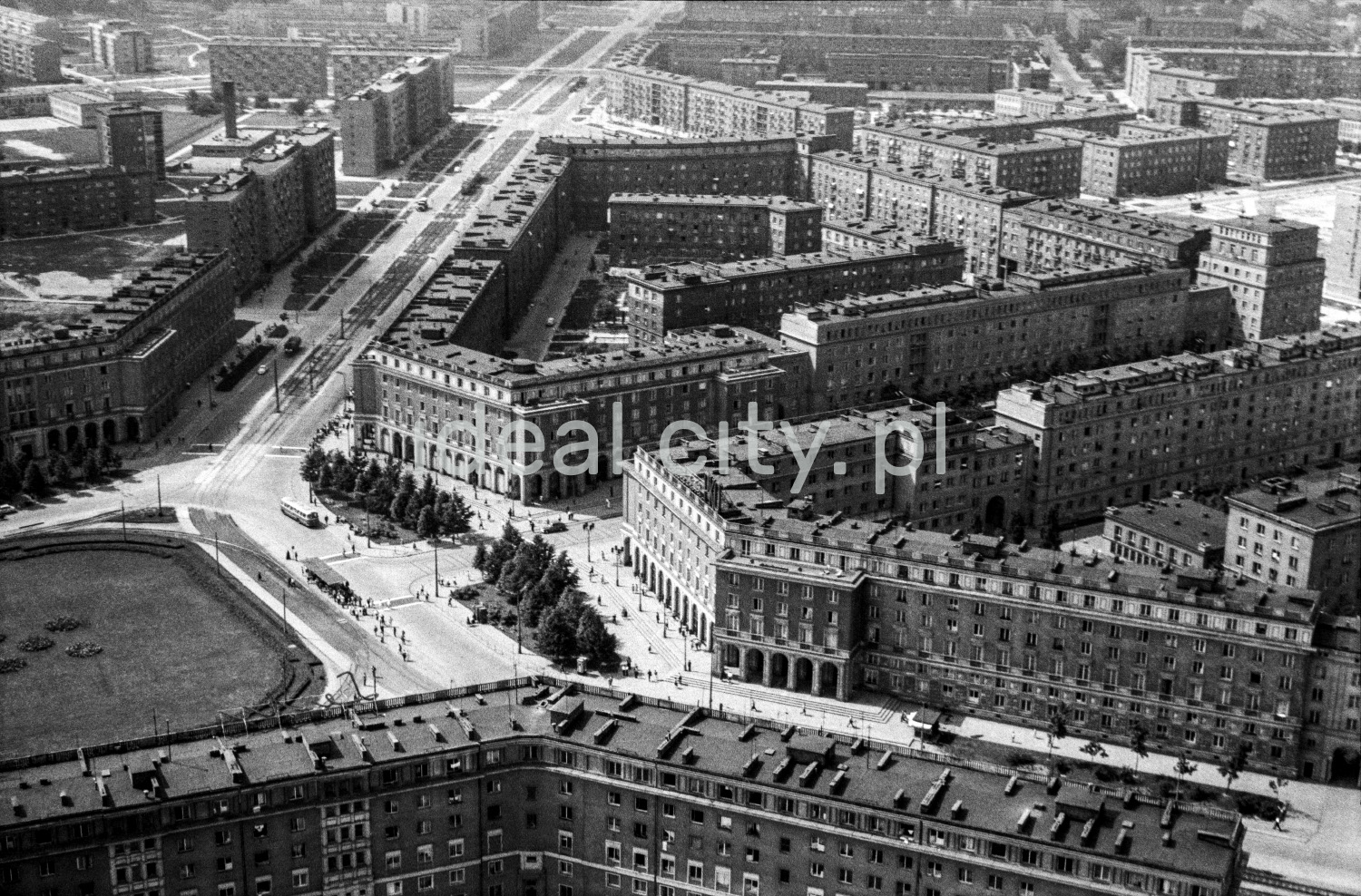 A bird's-eye view of the central square, from which broad avenues radiate radially and residential blocks of flats along them.