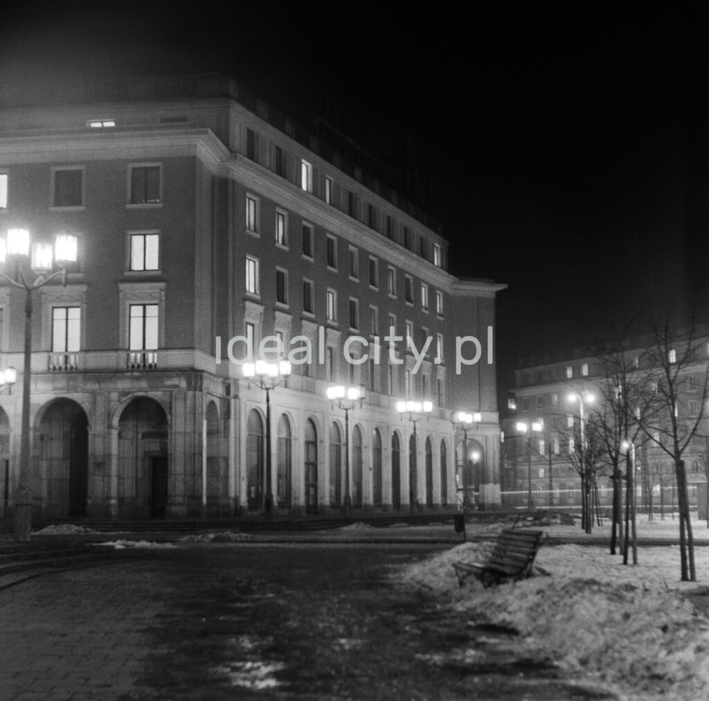 Night view of monumental residential buildings with arcades.