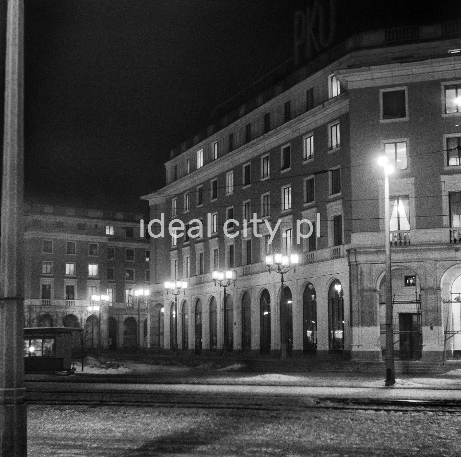 Monumental residential building tucked behind scaffolding.