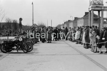 Motocykle na Placu Pocztowym na osiedlu A-1 Północ (Willowe), wyścig motocyklowy. W styczniu 1950 roku został zlikwidowany Automobilklub Polski. Na jego miejsce powstał Polski Związek Motorowy (jako efekt połączenia Automobilklubu Polski z 1909 roku i Polskiego Związku Motocyklowego z 1924 roku). Chcąc ratować AP wraz z PZM postanowiono wystąpić do Ministra Komunikacji o wprowadzenie Automobilklubu do Rady Turystycznej jako przedstawiciela turystyki motorowej oraz włączenie AP do planu 6 – letniego. Uchwalono wspólne postanowienia, takie jak przebudowa struktury organizacji (włączenie ośrodków wiejskich), zaproszenie do Zarządu działaczy ZMP, przeszkolenie działaczy zgodnie z intencjami władz PZPR, powołanie ośrodków dla młodzieży robotniczej i wiejskiej, jak również zakupienie dla najbardziej zdolnych sprzętu oraz udostępnienie pomocy technicznej. Powołano wspólnie odnowioną organizację czyli PZM. Z początkiem 1956 roku Zarząd Główny PZM wydał wytyczne do reorganizacji terenowych agend. Zarządy Okręgowe przystąpiły do organizacji „Automobilklubów”, które powstały w miejscu Ośrodków Szkolenia. Automobilkluby miały za zadanie, oprócz działalności sportowej, rozwijać struktury szkoleniowe ze sprzętem i zapleczem oraz pełnić dalej rolę organizatorów imprez. W ten sposób powstały kolejne organizacje w ramach PZM, m.in.: Automobilklub Kraków czy Automobilklub Nowa Huta z siedzibą przy ul. Klasztornej 1.  W 1957 roku PZM dokonał kolejnej reorganizacji oddziałów. Powołano ponownie Automobilklub Polski oraz wojewódzkie oddziały Automobilklubów. 1 czerwca 1957 roku w Krakowie reaktywowano Automobilklub Krakowski oraz przejęto lokal w Nowej Hucie po tamtejszym klubie, tworząc Ośrodek Techniczny. II połowa lat 50.


fot. Wiktor Pental/idealcity.pl


