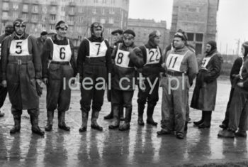 Zawodnicy podczas rajdu motocyklowego zorganizowanego przez nowohucki klub motorowy (późniejszy Ośrodek Szkolenia Motorowego LOK), 1954.

fot. Wiktor Pental/idealcity.pl


