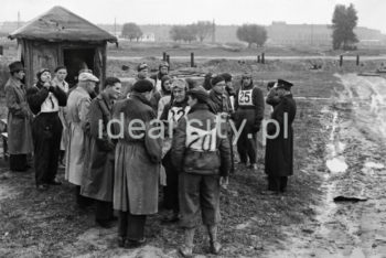 Zawodnicy podczas rajdu motocyklowego zorganizowanego przez nowohucki klub motorowy (późniejszy Ośrodek Szkolenia Motorowego LOK), 1954.

fot. Wiktor Pental/idealcity.pl


