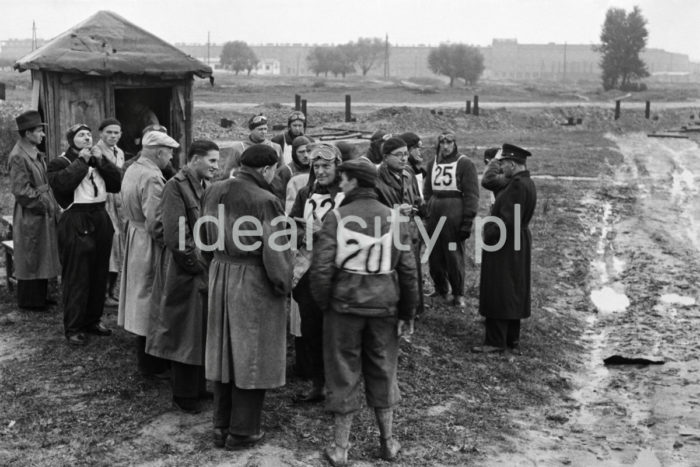 Zawodnicy podczas rajdu motocyklowego zorganizowanego przez nowohucki klub motorowy (późniejszy Ośrodek Szkolenia Motorowego LOK), 1954.

fot. Wiktor Pental/idealcity.pl


