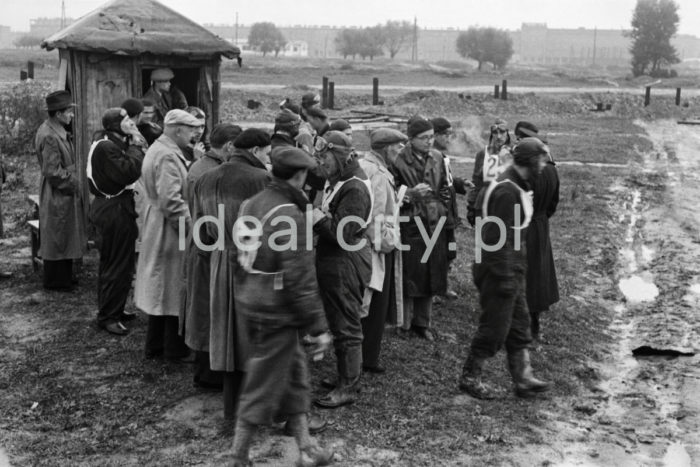 Contestants in a motorbike race organised by the Nowa Huta Motor Club (later the LOK Motor Training Centre), 1954.

Zawodnicy podczas rajdu motocyklowego zorganizowanego przez nowohucki klub motorowy (późniejszy Ośrodek Szkolenia Motorowego LOK), 1954.

Photo by Wiktor Pental/idealcity.pl


