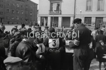 Motocykle na Placu Pocztowym na osiedlu A-1 Północ (Willowe), wyścig motocyklowy. W styczniu 1950 roku został zlikwidowany Automobilklub Polski. Na jego miejsce powstał Polski Związek Motorowy (jako efekt połączenia Automobilklubu Polski z 1909 roku i Polskiego Związku Motocyklowego z 1924 roku). Chcąc ratować AP wraz z PZM postanowiono wystąpić do Ministra Komunikacji o wprowadzenie Automobilklubu do Rady Turystycznej jako przedstawiciela turystyki motorowej oraz włączenie AP do planu 6 – letniego. Uchwalono wspólne postanowienia, takie jak przebudowa struktury organizacji (włączenie ośrodków wiejskich), zaproszenie do Zarządu działaczy ZMP, przeszkolenie działaczy zgodnie z intencjami władz PZPR, powołanie ośrodków dla młodzieży robotniczej i wiejskiej, jak również zakupienie dla najbardziej zdolnych sprzętu oraz udostępnienie pomocy technicznej. Powołano wspólnie odnowioną organizację czyli PZM. Z początkiem 1956 roku Zarząd Główny PZM wydał wytyczne do reorganizacji terenowych agend. Zarządy Okręgowe przystąpiły do organizacji „Automobilklubów”, które powstały w miejscu Ośrodków Szkolenia. Automobilkluby miały za zadanie, oprócz działalności sportowej, rozwijać struktury szkoleniowe ze sprzętem i zapleczem oraz pełnić dalej rolę organizatorów imprez. W ten sposób powstały kolejne organizacje w ramach PZM, m.in.: Automobilklub Kraków czy Automobilklub Nowa Huta z siedzibą przy ul. Klasztornej 1.  W 1957 roku PZM dokonał kolejnej reorganizacji oddziałów. Powołano ponownie Automobilklub Polski oraz wojewódzkie oddziały Automobilklubów. 1 czerwca 1957 roku w Krakowie reaktywowano Automobilklub Krakowski oraz przejęto lokal w Nowej Hucie po tamtejszym klubie, tworząc Ośrodek Techniczny. II połowa lat 50. XXw.

fot. Wiktor Pental/idealcity.pl


