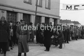 Motocykle na Placu Pocztowym na osiedlu A-1 Północ (Willowe), wyścig motocyklowy. W styczniu 1950 roku został zlikwidowany Automobilklub Polski. Na jego miejsce powstał Polski Związek Motorowy (jako efekt połączenia Automobilklubu Polski z 1909 roku i Polskiego Związku Motocyklowego z 1924 roku). Chcąc ratować AP wraz z PZM postanowiono wystąpić do Ministra Komunikacji o wprowadzenie Automobilklubu do Rady Turystycznej jako przedstawiciela turystyki motorowej oraz włączenie AP do planu 6 – letniego. Uchwalono wspólne postanowienia, takie jak przebudowa struktury organizacji (włączenie ośrodków wiejskich), zaproszenie do Zarządu działaczy ZMP, przeszkolenie działaczy zgodnie z intencjami władz PZPR, powołanie ośrodków dla młodzieży robotniczej i wiejskiej, jak również zakupienie dla najbardziej zdolnych sprzętu oraz udostępnienie pomocy technicznej. Powołano wspólnie odnowioną organizację czyli PZM. Z początkiem 1956 roku Zarząd Główny PZM wydał wytyczne do reorganizacji terenowych agend. Zarządy Okręgowe przystąpiły do organizacji „Automobilklubów”, które powstały w miejscu Ośrodków Szkolenia. Automobilkluby miały za zadanie, oprócz działalności sportowej, rozwijać struktury szkoleniowe ze sprzętem i zapleczem oraz pełnić dalej rolę organizatorów imprez. W ten sposób powstały kolejne organizacje w ramach PZM, m.in.: Automobilklub Kraków czy Automobilklub Nowa Huta z siedzibą przy ul. Klasztornej 1.  W 1957 roku PZM dokonał kolejnej reorganizacji oddziałów. Powołano ponownie Automobilklub Polski oraz wojewódzkie oddziały Automobilklubów. 1 czerwca 1957 roku w Krakowie reaktywowano Automobilklub Krakowski oraz przejęto lokal w Nowej Hucie po tamtejszym klubie, tworząc Ośrodek Techniczny. II połowa lat 50. XXw.

fot. Wiktor Pental/idealcity.pl


