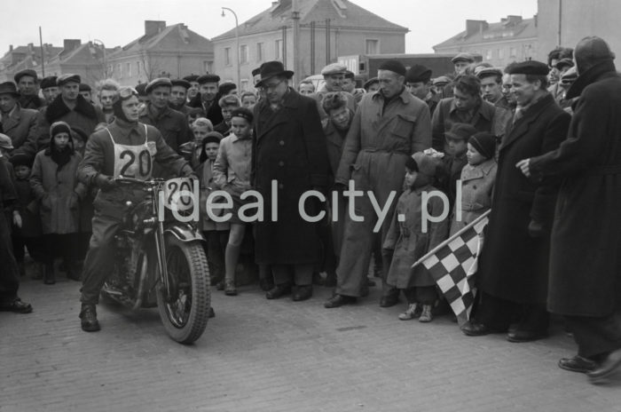 Motorcycles in Plac Pocztowy on the A-1 Północe (Willowe) Estate, a motorbike race. In January 1950 the Polish Automobile Club ceased its activity. It was superseded by the Polish Automotive Association (established as a result of merging the Polish Automobile Club dating from 1909 and the Polish Motorcycle Club founded in 1924). In an attempt to save the Automobile Club and the Motorcycle Club, the Minister of Infrastructure was petitioned to include the Automobile Club in the Tourist Council as a representative of automotive tourism, and in the six-year-plan. It was jointly decided that the organisation would be restructured (to cover rural areas as well), members of the ZMP Union of Polish Youth should be invited to the Board, all members would undergo a training devised by the PZPR Polish United Workers’ Party, units for working and rural youth would be established, and equipment would be purchased for the most talented who would also receive technical support. A new association was founded: PZM – the Polish Automotive Association. In early 1956, the PZM Main Board issued guidelines on the reorganisation of local units. Local Boards began to arrange Automobile Clubs which replaced Training Centres. Aside from their sport-related activities, Automobile Clubs were supposed to develop the training infrastructure with an equipment and supply base as well as to keep staging events. As a result, new organisations sprang within the PZM, including the Kraków Automobile Club or the Nowa Huta Automobile Club with its headquarters at ul. Klasztorna 1. In 1957 the PZM units were once again reorganised. The Polish Automobile Club was re-established along with its voivodship branches. On June 1, 1957, the Kraków Automobile Club was reactivated, and the premises of the Nowa Huta club were taken over and transformed into the Technical Centre. Second half of the 1950s.

Motocykle na Placu Pocztowym na osiedlu A-1 Północ (Willowe), wyścig motocyklowy. W styczniu 1950 roku został zlikwidowany Automobilklub Polski. Na jego miejsce powstał Polski Związek Motorowy (jako efekt połączenia Automobilklubu Polski z 1909 roku i Polskiego Związku Motocyklowego z 1924 roku). Chcąc ratować AP wraz z PZM postanowiono wystąpić do Ministra Komunikacji o wprowadzenie Automobilklubu do Rady Turystycznej jako przedstawiciela turystyki motorowej oraz włączenie AP do planu 6 – letniego. Uchwalono wspólne postanowienia, takie jak przebudowa struktury organizacji (włączenie ośrodków wiejskich), zaproszenie do Zarządu działaczy ZMP, przeszkolenie działaczy zgodnie z intencjami władz PZPR, powołanie ośrodków dla młodzieży robotniczej i wiejskiej, jak również zakupienie dla najbardziej zdolnych sprzętu oraz udostępnienie pomocy technicznej. Powołano wspólnie odnowioną organizację czyli PZM. Z początkiem 1956 roku Zarząd Główny PZM wydał wytyczne do reorganizacji terenowych agend. Zarządy Okręgowe przystąpiły do organizacji „Automobilklubów”, które powstały w miejscu Ośrodków Szkolenia. Automobilkluby miały za zadanie, oprócz działalności sportowej, rozwijać struktury szkoleniowe ze sprzętem i zapleczem oraz pełnić dalej rolę organizatorów imprez. W ten sposób powstały kolejne organizacje w ramach PZM, m.in.: Automobilklub Kraków czy Automobilklub Nowa Huta z siedzibą przy ul. Klasztornej 1.  W 1957 roku PZM dokonał kolejnej reorganizacji oddziałów. Powołano ponownie Automobilklub Polski oraz wojewódzkie oddziały Automobilklubów. 1 czerwca 1957 roku w Krakowie reaktywowano Automobilklub Krakowski oraz przejęto lokal w Nowej Hucie po tamtejszym klubie, tworząc Ośrodek Techniczny. II połowa lat 50. XXw.

Photo by Wiktor Pental/idealcity.pl


