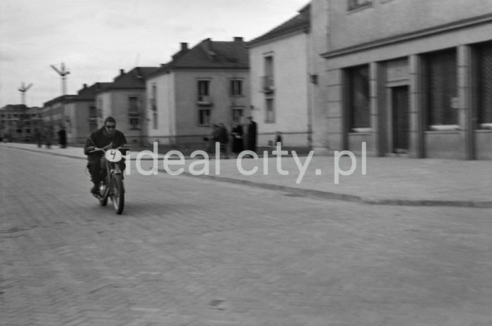 Wyścig motocyklowy na osiedlu A-1 Północ (Willowe). W styczniu 1950 roku został zlikwidowany Automobilklub Polski. Na jego miejsce powstał Polski Związek Motorowy (jako efekt połączenia Automobilklubu Polski z 1909 roku i Polskiego Związku Motocyklowego z 1924 roku). Chcąc ratować AP wraz z PZM postanowiono wystąpić do Ministra Komunikacji o wprowadzenie Automobilklubu do Rady Turystycznej jako przedstawiciela turystyki motorowej oraz włączenie AP do planu 6 – letniego. Uchwalono wspólne postanowienia, takie jak przebudowa struktury organizacji (włączenie ośrodków wiejskich), zaproszenie do Zarządu działaczy ZMP, przeszkolenie działaczy zgodnie z intencjami władz PZPR, powołanie ośrodków dla młodzieży robotniczej i wiejskiej, jak również zakupienie dla najbardziej zdolnych sprzętu oraz udostępnienie pomocy technicznej. Powołano wspólnie odnowioną organizację czyli PZM. Z początkiem 1956 roku Zarząd Główny PZM wydał wytyczne do reorganizacji terenowych agend. Zarządy Okręgowe przystąpiły do organizacji „Automobilklubów”, które powstały w miejscu Ośrodków Szkolenia. Automobilkluby miały za zadanie, oprócz działalności sportowej, rozwijać struktury szkoleniowe ze sprzętem i zapleczem oraz pełnić dalej rolę organizatorów imprez. W ten sposób powstały kolejne organizacje w ramach PZM, m.in.: Automobilklub Kraków czy Automobilklub Nowa Huta z siedzibą przy ul. Klasztornej 1.  W 1957 roku PZM dokonał kolejnej reorganizacji oddziałów. Powołano ponownie Automobilklub Polski oraz wojewódzkie oddziały Automobilklubów. 1 czerwca 1957 roku w Krakowie reaktywowano Automobilklub Krakowski oraz przejęto lokal w Nowej Hucie po tamtejszym klubie, tworząc Ośrodek Techniczny. II połowa lat 50. XXw.

fot. Wiktor Pental/idealcity.pl


