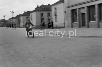 Wyścig motocyklowy na osiedlu A-1 Północ (Willowe). W styczniu 1950 roku został zlikwidowany Automobilklub Polski. Na jego miejsce powstał Polski Związek Motorowy (jako efekt połączenia Automobilklubu Polski z 1909 roku i Polskiego Związku Motocyklowego z 1924 roku). Chcąc ratować AP wraz z PZM postanowiono wystąpić do Ministra Komunikacji o wprowadzenie Automobilklubu do Rady Turystycznej jako przedstawiciela turystyki motorowej oraz włączenie AP do planu 6 – letniego. Uchwalono wspólne postanowienia, takie jak przebudowa struktury organizacji (włączenie ośrodków wiejskich), zaproszenie do Zarządu działaczy ZMP, przeszkolenie działaczy zgodnie z intencjami władz PZPR, powołanie ośrodków dla młodzieży robotniczej i wiejskiej, jak również zakupienie dla najbardziej zdolnych sprzętu oraz udostępnienie pomocy technicznej. Powołano wspólnie odnowioną organizację czyli PZM. Z początkiem 1956 roku Zarząd Główny PZM wydał wytyczne do reorganizacji terenowych agend. Zarządy Okręgowe przystąpiły do organizacji „Automobilklubów”, które powstały w miejscu Ośrodków Szkolenia. Automobilkluby miały za zadanie, oprócz działalności sportowej, rozwijać struktury szkoleniowe ze sprzętem i zapleczem oraz pełnić dalej rolę organizatorów imprez. W ten sposób powstały kolejne organizacje w ramach PZM, m.in.: Automobilklub Kraków czy Automobilklub Nowa Huta z siedzibą przy ul. Klasztornej 1.  W 1957 roku PZM dokonał kolejnej reorganizacji oddziałów. Powołano ponownie Automobilklub Polski oraz wojewódzkie oddziały Automobilklubów. 1 czerwca 1957 roku w Krakowie reaktywowano Automobilklub Krakowski oraz przejęto lokal w Nowej Hucie po tamtejszym klubie, tworząc Ośrodek Techniczny. II połowa lat 50. XXw.

fot. Wiktor Pental/idealcity.pl


