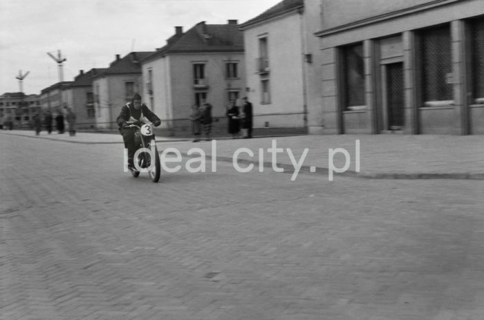 A motorcycle race on the A-1 Północ (Willowe) Estate). In January 1950 the Polish Automobile Club ceased its activity. It was superseded by the Polish Automotive Association (established as a result of merging the Polish Automobile Club dating from 1909 and the Polish Motorcycle Club founded in 1924). In an attempt to save the Automobile Club and the Motorcycle Club, the Minister of Infrastructure was petitioned to include the Automobile Club in the Tourist Council as a representative of automotive tourism, and in the six-year-plan. It was jointly decided that the organisation would be restructured (to cover rural areas as well), members of the ZMP Union of Polish Youth should be invited to the Board, all members would undergo a training devised by the PZPR Polish United Workers’ Party, units for working and rural youth would be established, and equipment would be purchased for the most talented who would also receive technical support. A new association was founded: PZM – the Polish Automotive Association. In early 1956, the PZM Main Board issued guidelines on the reorganisation of local units. Local Boards began to arrange Automobile Clubs which replaced Training Centres. Aside from their sport-related activities, Automobile Clubs were supposed to develop the training infrastructure with an equipment and supply base as well as to keep staging events. As a result, new organisations sprang within the PZM, including the Kraków Automobile Club or the Nowa Huta Automobile Club with its headquarters at ul. Klasztorna 1. In 1957 the PZM units were once again reorganised. The Polish Automobile Club was re-established along with its voivodship branches. On June 1, 1957, the Kraków Automobile Club was reactivated, and the premises of the Nowa Huta club were taken over and transformed into the Technical Centre. Second half of the 1950s.

Wyścig motocyklowy na osiedlu A-1 Północ (Willowe). W styczniu 1950 roku został zlikwidowany Automobilklub Polski. Na jego miejsce powstał Polski Związek Motorowy (jako efekt połączenia Automobilklubu Polski z 1909 roku i Polskiego Związku Motocyklowego z 1924 roku). Chcąc ratować AP wraz z PZM postanowiono wystąpić do Ministra Komunikacji o wprowadzenie Automobilklubu do Rady Turystycznej jako przedstawiciela turystyki motorowej oraz włączenie AP do planu 6 – letniego. Uchwalono wspólne postanowienia, takie jak przebudowa struktury organizacji (włączenie ośrodków wiejskich), zaproszenie do Zarządu działaczy ZMP, przeszkolenie działaczy zgodnie z intencjami władz PZPR, powołanie ośrodków dla młodzieży robotniczej i wiejskiej, jak również zakupienie dla najbardziej zdolnych sprzętu oraz udostępnienie pomocy technicznej. Powołano wspólnie odnowioną organizację czyli PZM. Z początkiem 1956 roku Zarząd Główny PZM wydał wytyczne do reorganizacji terenowych agend. Zarządy Okręgowe przystąpiły do organizacji „Automobilklubów”, które powstały w miejscu Ośrodków Szkolenia. Automobilkluby miały za zadanie, oprócz działalności sportowej, rozwijać struktury szkoleniowe ze sprzętem i zapleczem oraz pełnić dalej rolę organizatorów imprez. W ten sposób powstały kolejne organizacje w ramach PZM, m.in.: Automobilklub Kraków czy Automobilklub Nowa Huta z siedzibą przy ul. Klasztornej 1.  W 1957 roku PZM dokonał kolejnej reorganizacji oddziałów. Powołano ponownie Automobilklub Polski oraz wojewódzkie oddziały Automobilklubów. 1 czerwca 1957 roku w Krakowie reaktywowano Automobilklub Krakowski oraz przejęto lokal w Nowej Hucie po tamtejszym klubie, tworząc Ośrodek Techniczny. II połowa lat 50. XXw.

Photo by Wiktor Pental/idealcity.pl


