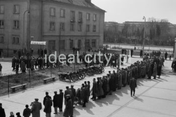 Motocykle na Placu Pocztowym na osiedlu A-1 Północ (Willowe), wyścig motocyklowy. W styczniu 1950 roku został zlikwidowany Automobilklub Polski. Na jego miejsce powstał Polski Związek Motorowy (jako efekt połączenia Automobilklubu Polski z 1909 roku i Polskiego Związku Motocyklowego z 1924 roku). Chcąc ratować AP wraz z PZM postanowiono wystąpić do Ministra Komunikacji o wprowadzenie Automobilklubu do Rady Turystycznej jako przedstawiciela turystyki motorowej oraz włączenie AP do planu 6 – letniego. Uchwalono wspólne postanowienia, takie jak przebudowa struktury organizacji (włączenie ośrodków wiejskich), zaproszenie do Zarządu działaczy ZMP, przeszkolenie działaczy zgodnie z intencjami władz PZPR, powołanie ośrodków dla młodzieży robotniczej i wiejskiej, jak również zakupienie dla najbardziej zdolnych sprzętu oraz udostępnienie pomocy technicznej. Powołano wspólnie odnowioną organizację czyli PZM. Z początkiem 1956 roku Zarząd Główny PZM wydał wytyczne do reorganizacji terenowych agend. Zarządy Okręgowe przystąpiły do organizacji „Automobilklubów”, które powstały w miejscu Ośrodków Szkolenia. Automobilkluby miały za zadanie, oprócz działalności sportowej, rozwijać struktury szkoleniowe ze sprzętem i zapleczem oraz pełnić dalej rolę organizatorów imprez. W ten sposób powstały kolejne organizacje w ramach PZM, m.in.: Automobilklub Kraków czy Automobilklub Nowa Huta z siedzibą przy ul. Klasztornej 1.  W 1957 roku PZM dokonał kolejnej reorganizacji oddziałów. Powołano ponownie Automobilklub Polski oraz wojewódzkie oddziały Automobilklubów. 1 czerwca 1957 roku w Krakowie reaktywowano Automobilklub Krakowski oraz przejęto lokal w Nowej Hucie po tamtejszym klubie, tworząc Ośrodek Techniczny. II połowa lat 50. XXw.

fot. Wiktor Pental/idealcity.pl


