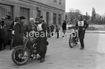 Motocykle na Placu Pocztowym na osiedlu A-1 Północ (Willowe), wyścig motocyklowy. W styczniu 1950 roku został zlikwidowany Automobilklub Polski. Na jego miejsce powstał Polski Związek Motorowy (jako efekt połączenia Automobilklubu Polski z 1909 roku i Polskiego Związku Motocyklowego z 1924 roku). Chcąc ratować AP wraz z PZM postanowiono wystąpić do Ministra Komunikacji o wprowadzenie Automobilklubu do Rady Turystycznej jako przedstawiciela turystyki motorowej oraz włączenie AP do planu 6 – letniego. Uchwalono wspólne postanowienia, takie jak przebudowa struktury organizacji (włączenie ośrodków wiejskich), zaproszenie do Zarządu działaczy ZMP, przeszkolenie działaczy zgodnie z intencjami władz PZPR, powołanie ośrodków dla młodzieży robotniczej i wiejskiej, jak również zakupienie dla najbardziej zdolnych sprzętu oraz udostępnienie pomocy technicznej. Powołano wspólnie odnowioną organizację czyli PZM. Z początkiem 1956 roku Zarząd Główny PZM wydał wytyczne do reorganizacji terenowych agend. Zarządy Okręgowe przystąpiły do organizacji „Automobilklubów”, które powstały w miejscu Ośrodków Szkolenia. Automobilkluby miały za zadanie, oprócz działalności sportowej, rozwijać struktury szkoleniowe ze sprzętem i zapleczem oraz pełnić dalej rolę organizatorów imprez. W ten sposób powstały kolejne organizacje w ramach PZM, m.in.: Automobilklub Kraków czy Automobilklub Nowa Huta z siedzibą przy ul. Klasztornej 1.  W 1957 roku PZM dokonał kolejnej reorganizacji oddziałów. Powołano ponownie Automobilklub Polski oraz wojewódzkie oddziały Automobilklubów. 1 czerwca 1957 roku w Krakowie reaktywowano Automobilklub Krakowski oraz przejęto lokal w Nowej Hucie po tamtejszym klubie, tworząc Ośrodek Techniczny. II połowa lat 50. XXw.

fot. Wiktor Pental/idealcity.pl


