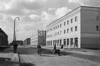 Ulica Zuchów, po prawej Osiedle Ogrodowe. Widok w kierunku Osiedla na Skarpie.
Pierwsza połowa lat 50. XXw

fot. Wiktor Pental/idealcity.pl

