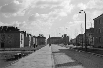 Ulica Stanisława Mierzwy, wcześniej Władysława Hubnera (1949-1960)
Komunistycznej Partii Polskiej (1960-1991). Po prawej Osiedle Wandy, po lewej Osiedle Willowe.

fot. Wiktor Pental/idealcity.pl

