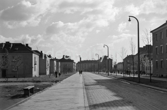 Stanisław Mierzwa Steet, formerly Władysław Hubner Street (1949-1960) and Komunistycznej Partii Polskiej Street (Polish Communist Party Street (1960-1991). On the right the Wandy Estate, on the left the Willowe Estate.

Ulica Stanisława Mierzwy, wcześniej Władysława Hubnera (1949-1960)
Komunistycznej Partii Polskiej (1960-1991). Po prawej Osiedle Wandy, po lewej Osiedle Willowe.

Photo by Wiktor Pental/idealcity.pl

