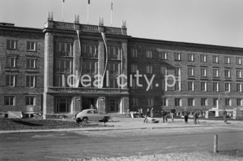 Dom Młodego Robotnika (DMR) na osiedlu A-11 (Stalowym), monumentalny budynek będący od 1951 roku hotelem robotniczym dla młodych mężczyzn. Położony na skraju os. Stalowego, tworzy wraz z Zespołem Szkół Mechanicznych na os. Szkolnym tzw. „Bramę Nowej Huty”. Sam obiekt kształtowany jest „grzebieniowo” (litera „E”), tworząc dwa wewnętrzne dziedzińce. Wejścia do budynku mają formę portyku, który wieńczy kamienna balustrada wydatnego balkonu, akcentowanego oknami typu porte-fenetre. W jego obrębie znajduje się sala gimnastyczna i rodzaj auli (sali balowej), przeznaczonej także na imprezy kulturalno-rozrywkowe. gdzie odbywały się również zebrania partyjne. Wewnątrz znajduje się monumentalna klatka schodowa, posadzki z geometrycznymi wzorami oraz trzy podziemne schrony. Całość otoczona jest ponad hektarowym parkiem. Architektoniczny nadzór autorski nad osiedlem A-11 pełnił inż. arch. Zbigniew Olszakowski, przy poszczególnych obiektach współpracował z nim inż. arch. Zbigniew Sieradzki. Lata 50.

fot. Wiktor Pental/idealcity.pl


