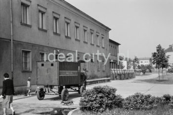 Pocztowy wóz konny do przewożenia paczek i listów przed budynkiem pierwszej poczty w Nowej Hucie na osiedlu A-1 Północ (Willowe). Została ona otwarta w połowie 1951 roku. Wystrój wnętrza, m.in. meble, kolumny pokryte marmurową okładziną, marmurowe blaty, zaprojektował Marian Sigmund. Pierwotnie w tym budynku (na piętrze) miał swoją siedzibę również Międzyzwiązkowy Klub Robotniczy. Na parterze znajdowały się punkty przyjęcia klientów, a na piętrze m.in. rozdzielnia oraz mieszkanie służbowe listonosza, który był jednocześnie stróżem. Listonosze dzielili się na miejskich i wiejskich, norma listonosza miejskiego wynosiła 2 tysiące mieszkańców. 
Koniec lat 50. XXw.

fot. Wiktor Pental/idealcity.pl

