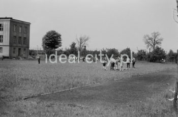 Osiedle C-1 (Teatralne), widok w kierunku Teatru Ludowego (niewidocznego), po lewej stronie fragment zabudowań Liceum Ogólnokształcącego nr XI. Koniec lat 50 lub początek lat 60.

fot. Wiktor Pental/idealcity.pl


