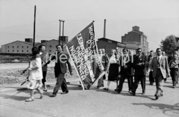 Defilada pierwszomajowa, reprezentanci Zjednoczenia Budownictwa Miejskiego, Kraków, 1 maja 1951.

fot. Wiktor Pental/idealcity.pl


