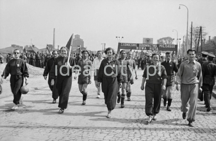 Defilada pierwszomajowa, reprezentanci Zjednoczenia Budownictwa Miejskiego, Kraków, 1 maja 1951.

fot. Wiktor Pental/idealcity.pl


