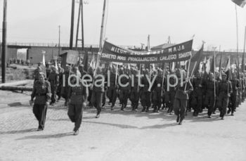Defilada pierwszomajowa, reprezentanci Zjednoczenia Budownictwa Miejskiego, Kraków, 1 maja 1951.

fot. Wiktor Pental/idealcity.pl


