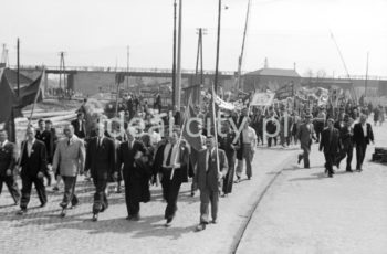 Defilada pierwszomajowa, reprezentanci Zjednoczenia Budownictwa Miejskiego, Kraków, 1 maja 1951.

fot. Wiktor Pental/idealcity.pl



