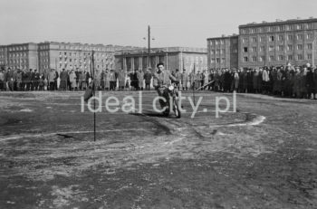 Zawody motocyklowe na terenie dzisiejszego Osiedla Spółdzielczego. Lata 50. XXw. W tle widoczna zabudowa Osiedla Teatralnego, w tym Kino Świt.

fot. Wiktor Pental/idealcity.pl

