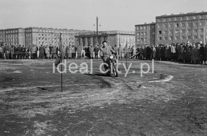 A motorcycle race on what is today’s Spółdzielcze Estate. In the background: construction of the Teatralne Estate, including the Świt Cinema. 1950s.

Zawody motocyklowe na terenie dzisiejszego Osiedla Spółdzielczego. Lata 50. XXw. W tle widoczna zabudowa Osiedla Teatralnego, w tym Kino Świt.

Photo by Wiktor Pental/idealcity.pl

