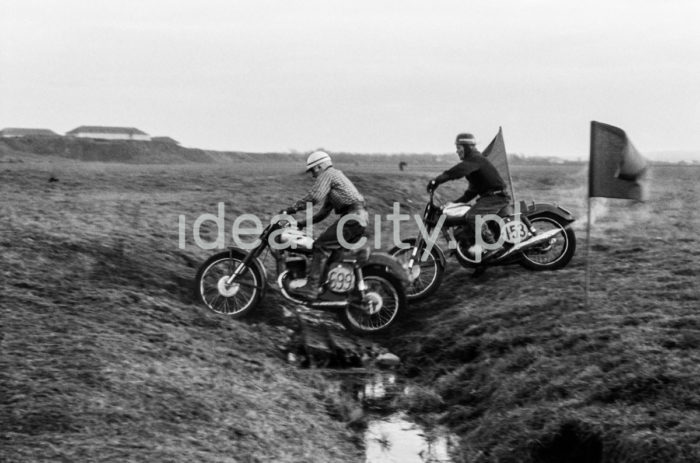 Zawody motocyklowe na terenie Łąk Nowohuckich, lata 50. XXw.

fot. Wiktor Pental/idealcity.pl


